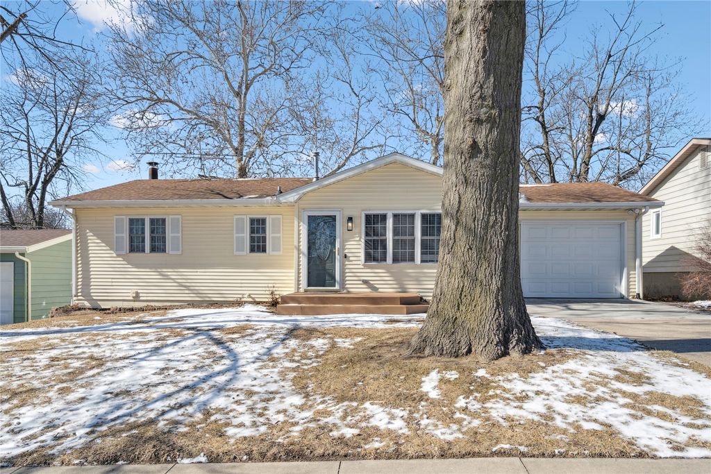 409 Hazel Street, Pella, IA 50219