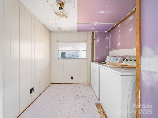 1905 Old Spartanburg Road, Hendersonville, NC 28792