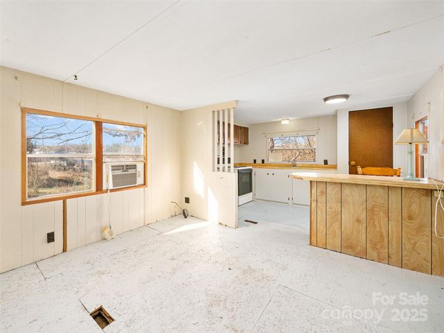 1905 Old Spartanburg Road, Hendersonville, NC 28792