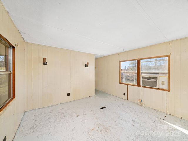 1905 Old Spartanburg Road, Hendersonville, NC 28792