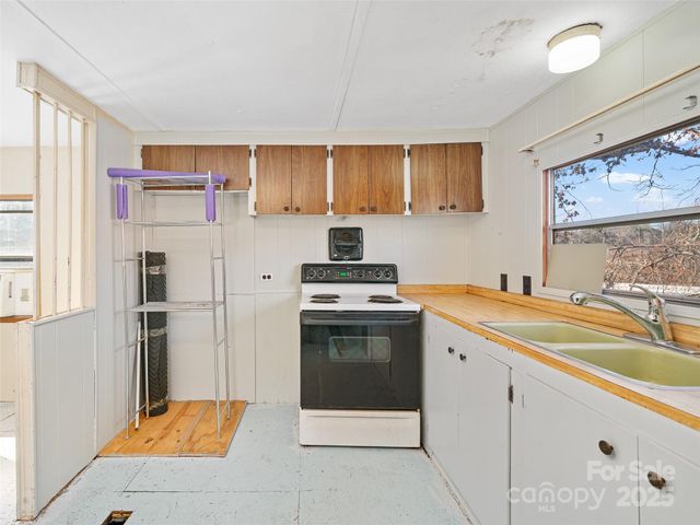 1905 Old Spartanburg Road, Hendersonville, NC 28792