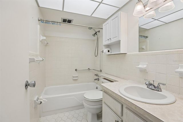 11225 82ND AVENUE 102, Seminole, FL 33772