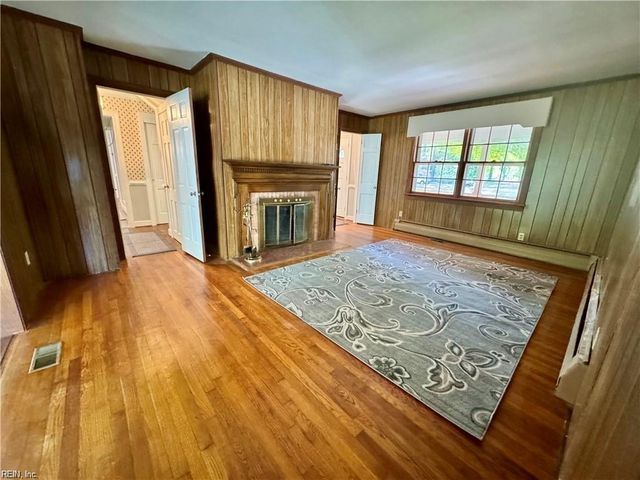 218 Crittenden LN, Newport News, VA 23606