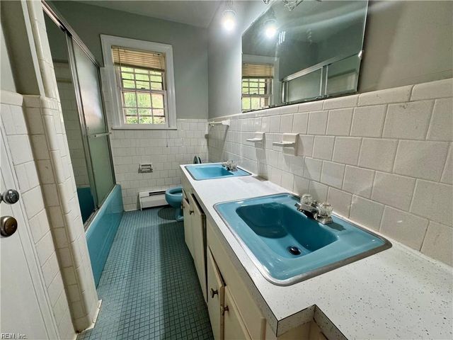 218 Crittenden LN, Newport News, VA 23606