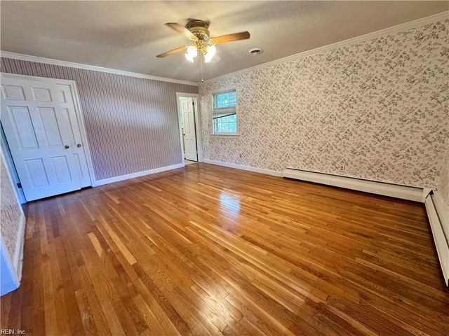 218 Crittenden LN, Newport News, VA 23606
