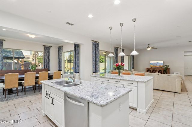 866 E LOWELL Avenue, Gilbert, AZ 85295