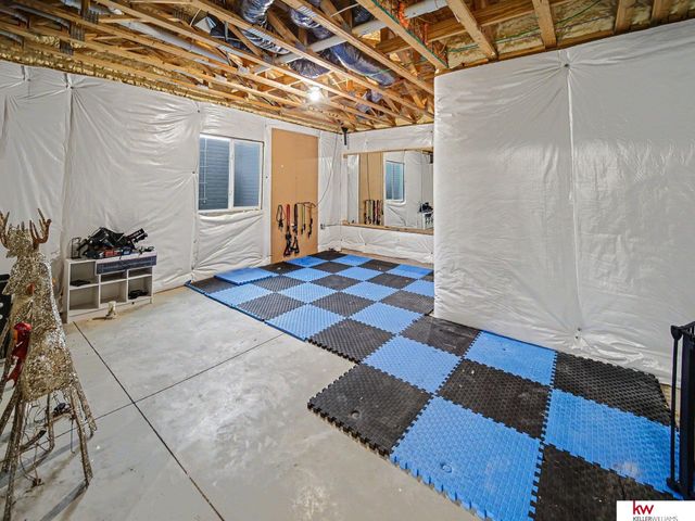 925 Elm Circle, Springfield, NE 68059