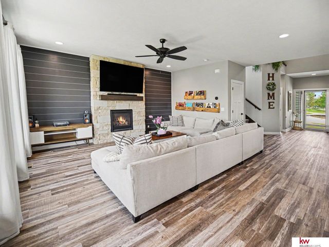 925 Elm Circle, Springfield, NE 68059