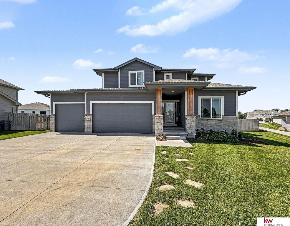 925 Elm Circle, Springfield, NE 68059