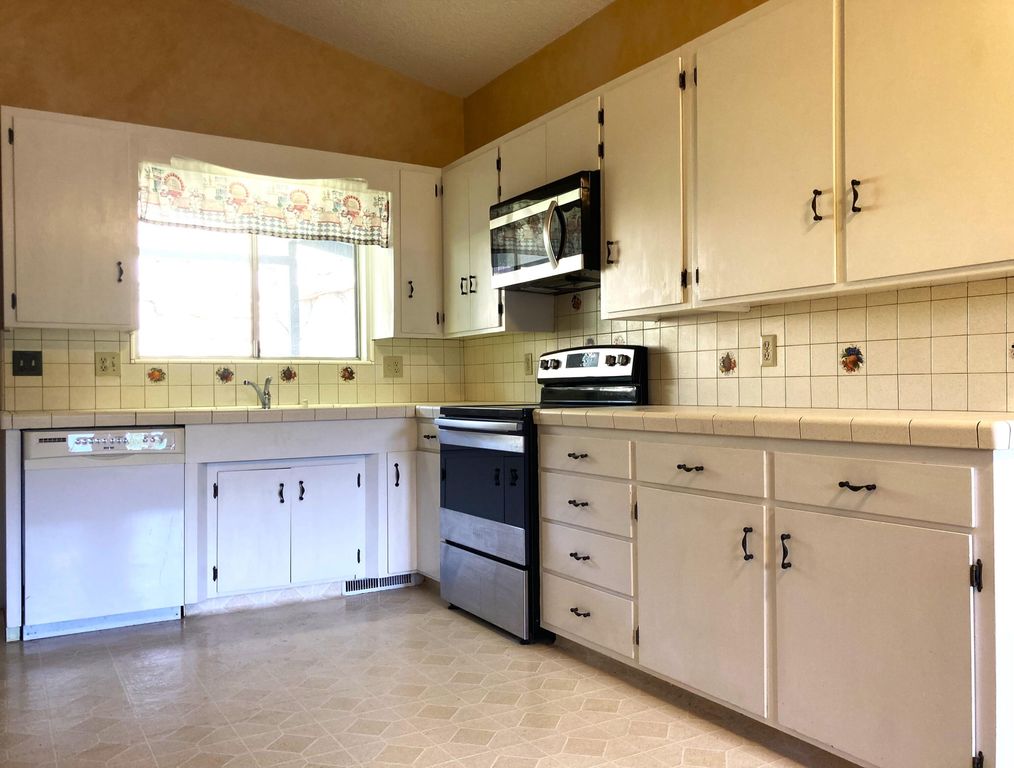 Image 10 of property listing at 43669 Skyline Drive, Three Rivers, CA 93271