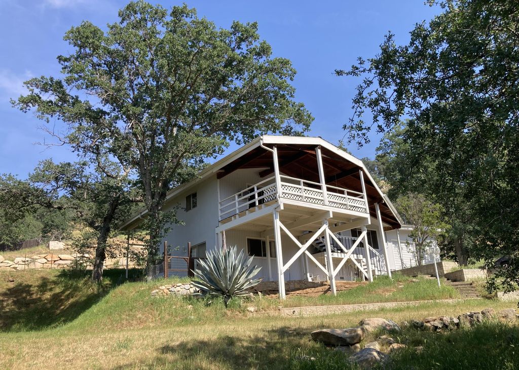 Image 3 of property listing at 43669 Skyline Drive, Three Rivers, CA 93271