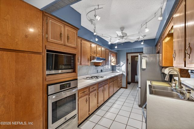 1666 VILLAGE Way, Orange Park, FL 32073