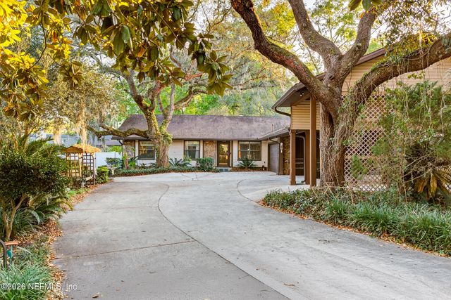 1666 VILLAGE Way, Orange Park, FL 32073