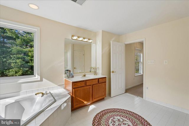 35580 SASSAFRAS DR, Round Hill, VA 20141