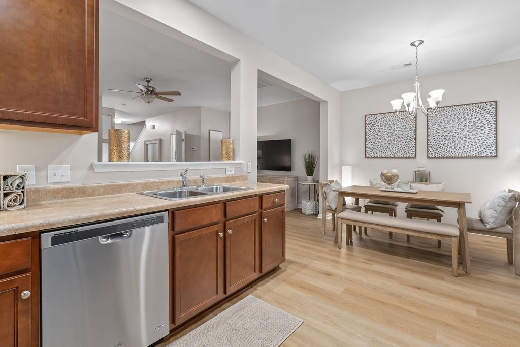 Image 17 of property listing at 1086 Bennington Drive, Charleston, SC 29492