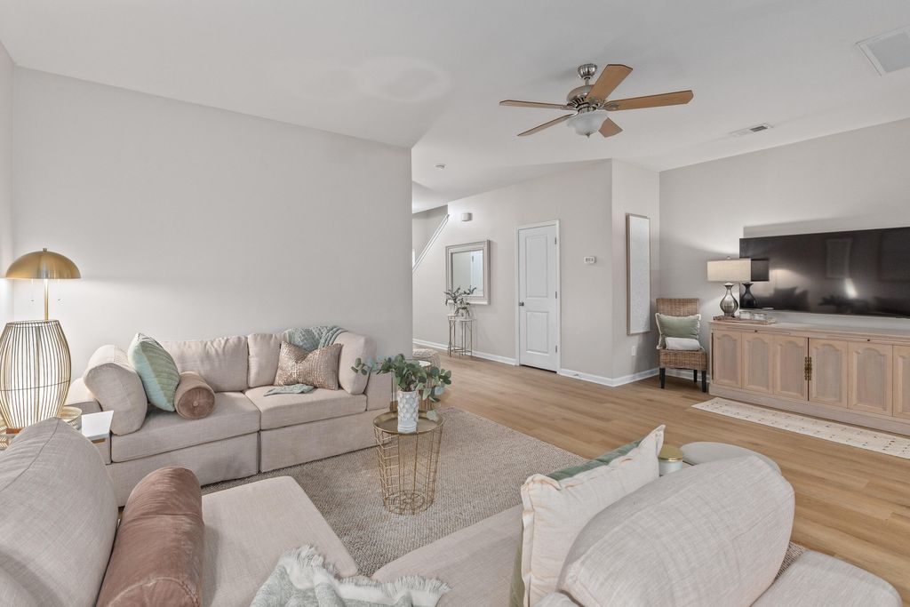 Image 7 of property listing at 1086 Bennington Drive, Charleston, SC 29492