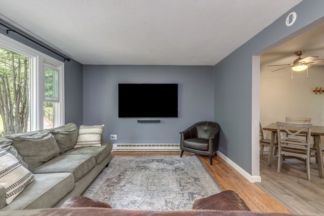 8 Midridge Circle, Londonderry, NH 03053