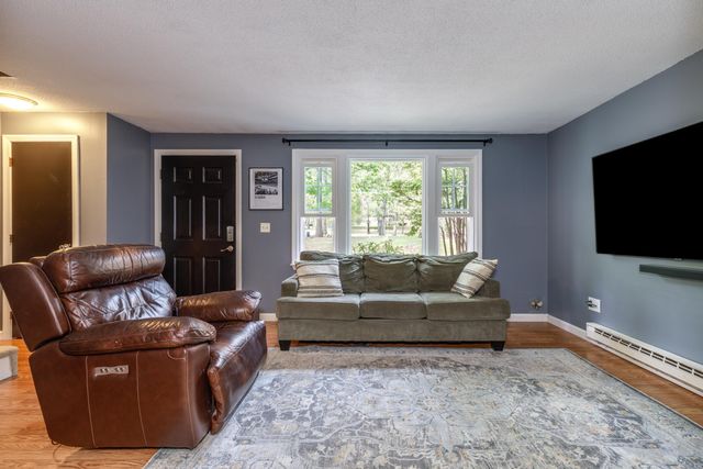 8 Midridge Circle, Londonderry, NH 03053