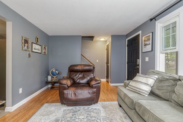 8 Midridge Circle, Londonderry, NH 03053