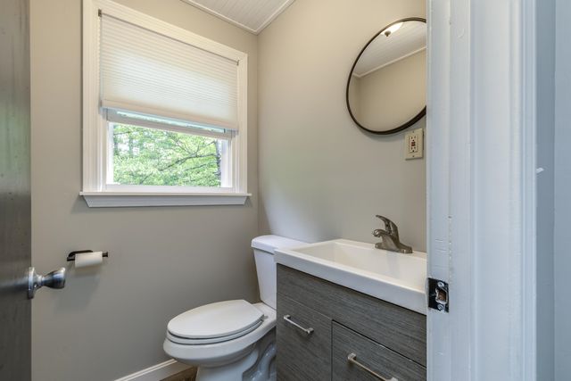 8 Midridge Circle, Londonderry, NH 03053