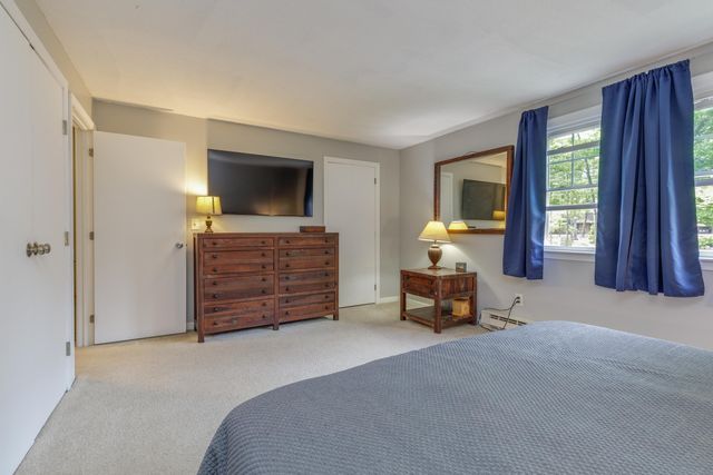 8 Midridge Circle, Londonderry, NH 03053