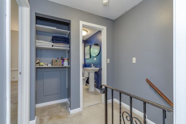8 Midridge Circle, Londonderry, NH 03053