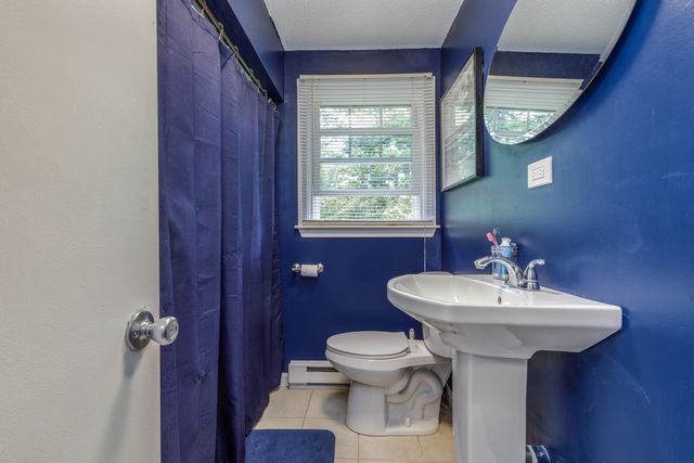 8 Midridge Circle, Londonderry, NH 03053