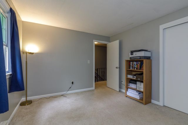 8 Midridge Circle, Londonderry, NH 03053