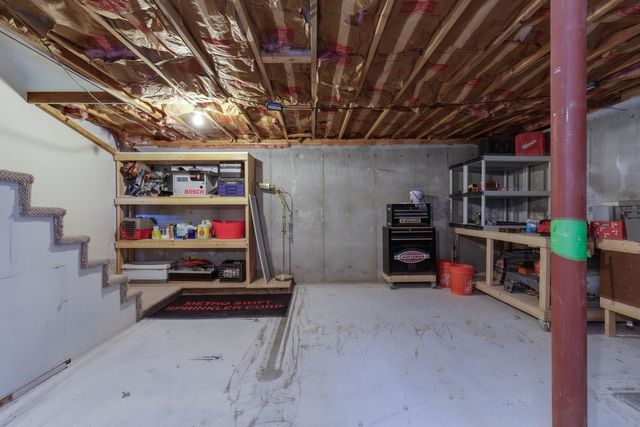 8 Midridge Circle, Londonderry, NH 03053