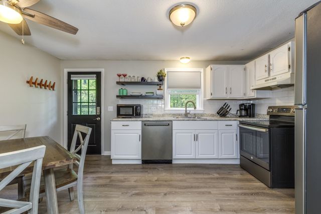8 Midridge Circle, Londonderry, NH 03053