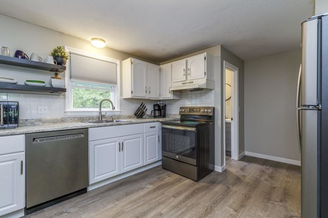 8 Midridge Circle, Londonderry, NH 03053