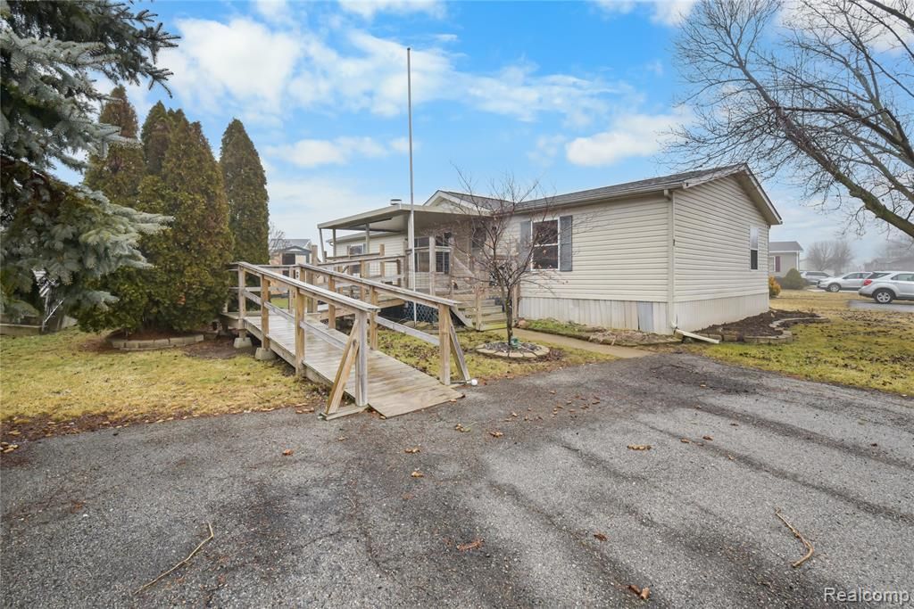 9072 Greentree Drive, Newport, MI 48166