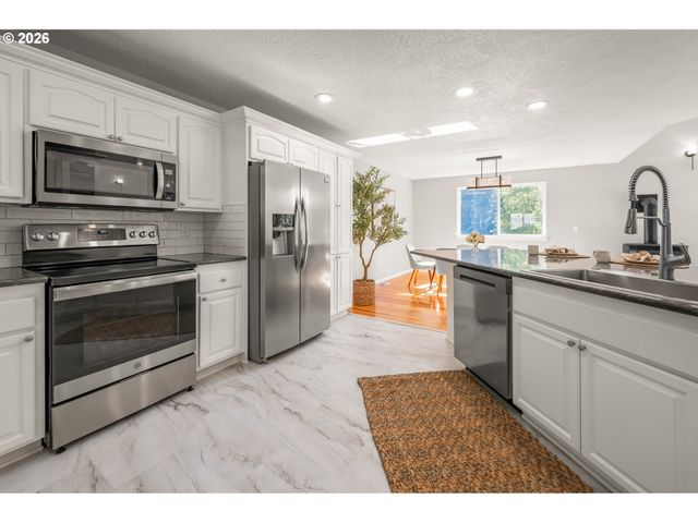 2262 TODD St, Eugene, OR 97405