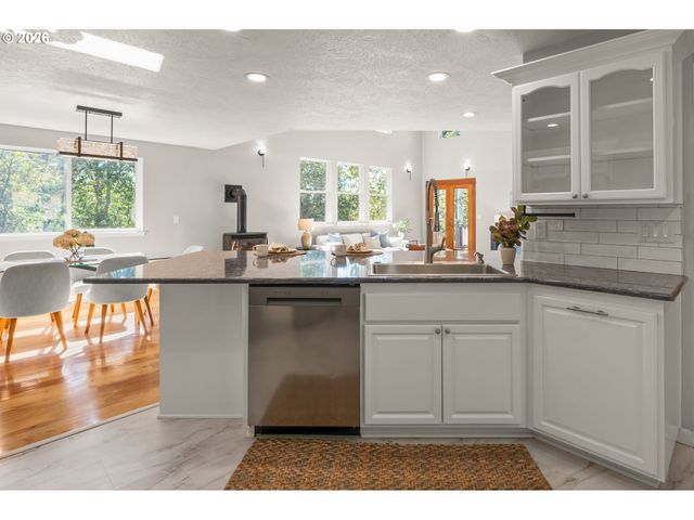 2262 TODD St, Eugene, OR 97405