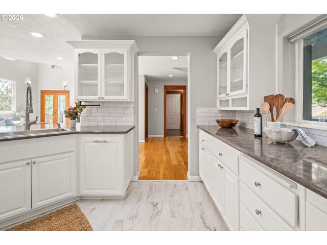 2262 TODD St, Eugene, OR 97405
