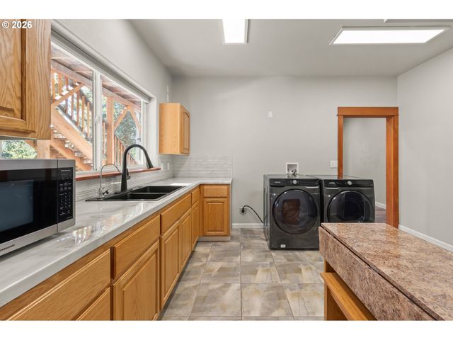 2262 TODD St, Eugene, OR 97405