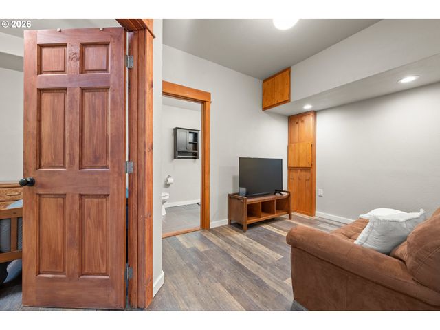 2262 TODD St, Eugene, OR 97405
