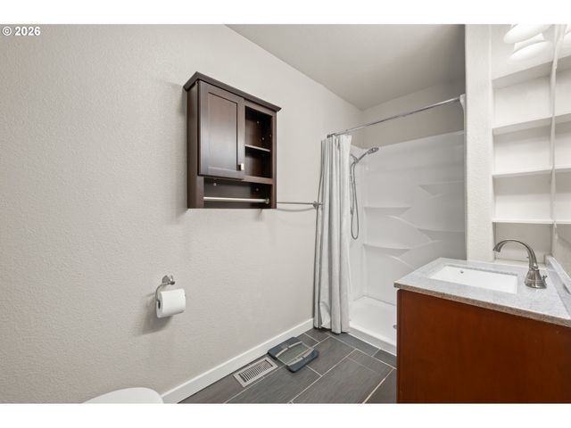 2262 TODD St, Eugene, OR 97405