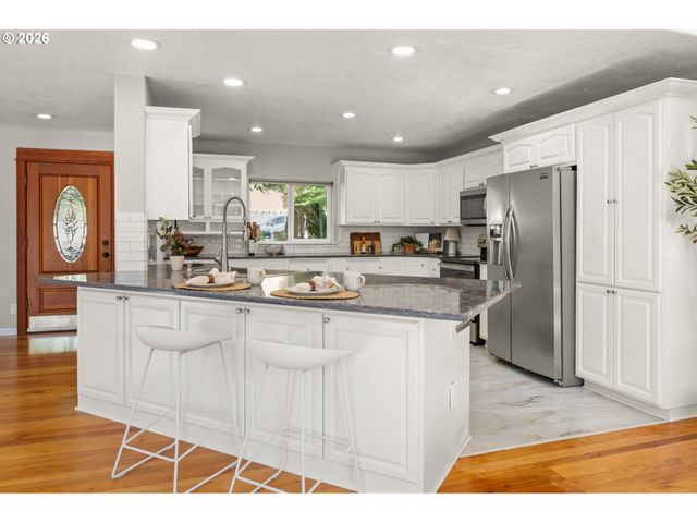 2262 TODD St, Eugene, OR 97405