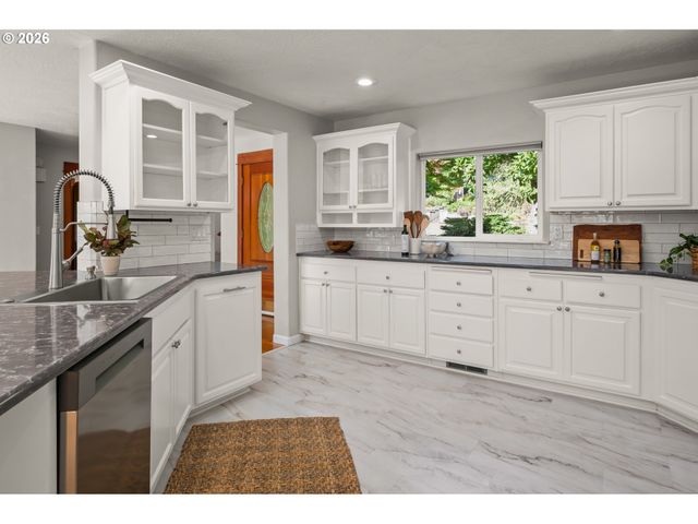 2262 TODD St, Eugene, OR 97405