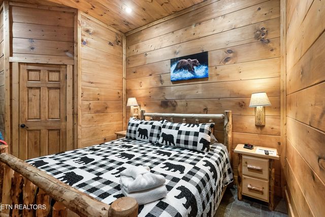 1255 Bear Cub Way, Gatlinburg, TN 37738