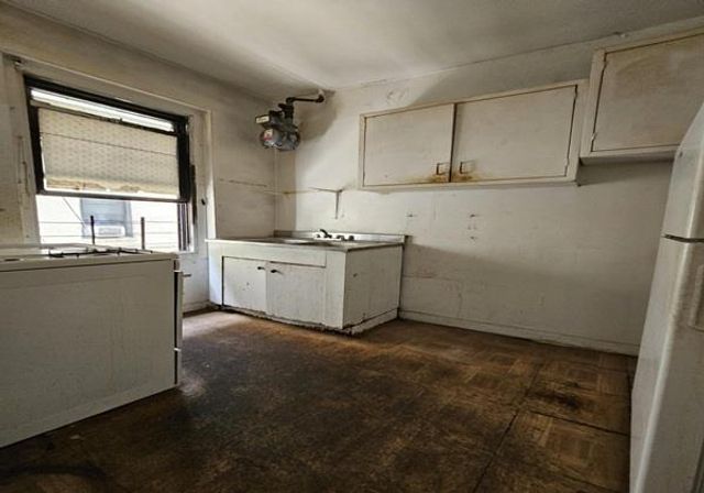 2115 33rd St Apt 2C, New York City, NY 11105