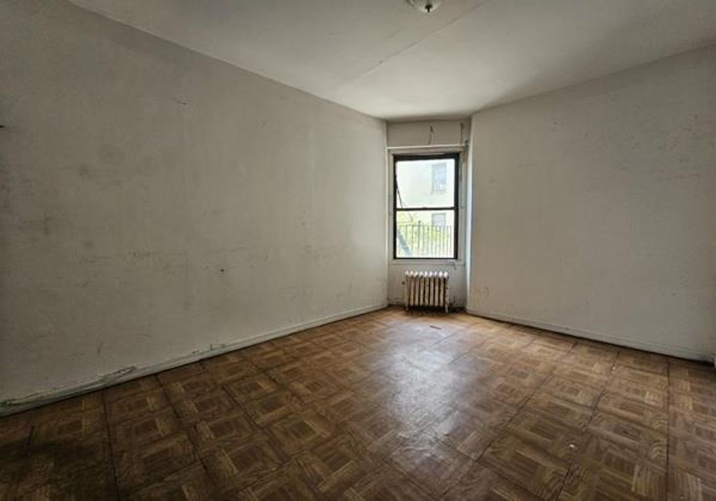 2115 33rd St Apt 2C, New York City, NY 11105