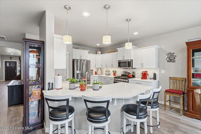 660 E Ripatti Way, Hayden, ID 83835