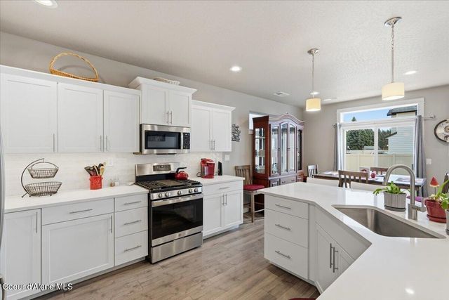 660 E Ripatti Way, Hayden, ID 83835