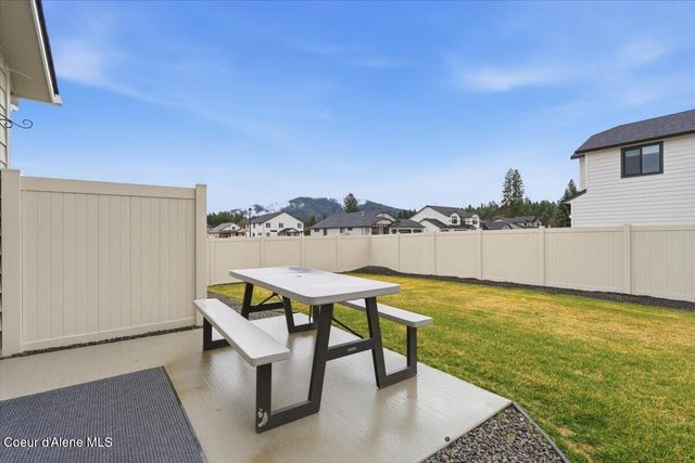 660 E Ripatti Way, Hayden, ID 83835