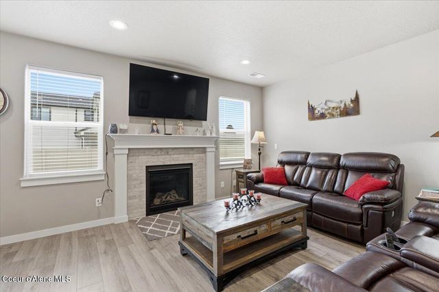 660 E Ripatti Way, Hayden, ID 83835