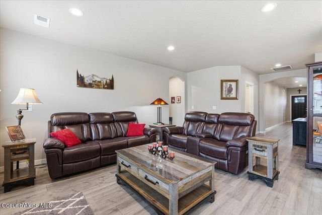 660 E Ripatti Way, Hayden, ID 83835