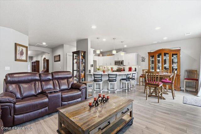 660 E Ripatti Way, Hayden, ID 83835