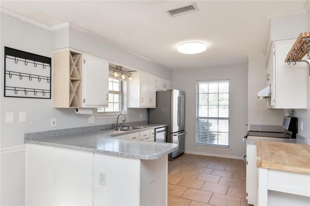 430 Lakeview Drive, Mobile, AL 36695